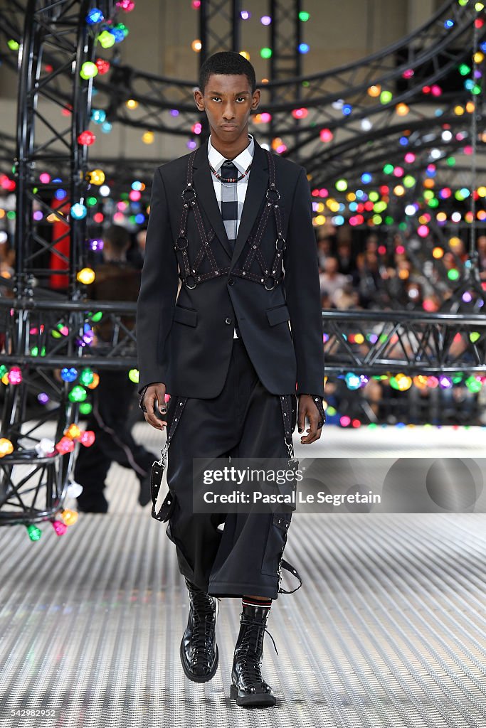 Dior Homme : Runway - Paris Fashion Week - Menswear Spring/Summer 2017