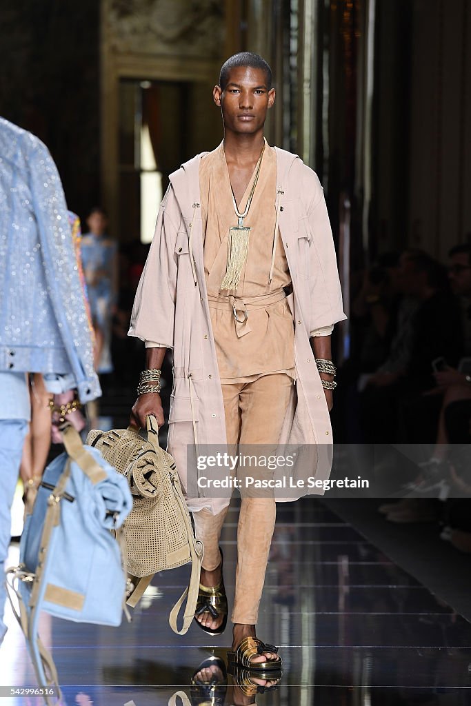 Balmain : Runway - Paris Fashion Week - Menswear Spring/Summer 2017