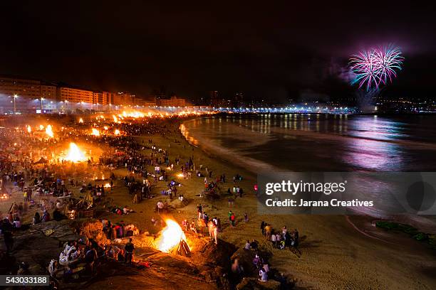 san juan in beaches of riazor and orzan in a coruña, galicia, spain - mid summer fire - fotografias e filmes do acervo