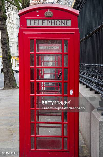 london phone booths - londres inglaterra photos et images de collection