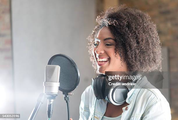 レコーデ�ィングスタジオで幸せな女性 - singer ストックフォトと画像