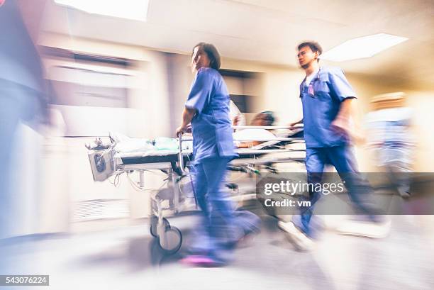 blurred emergency in hospital - emergency room 個照片及圖片檔