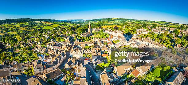 vista aérea sobre la idílica país pueblo mosaico paisaje de verano, las cabañas - gloucestershire fotografías e imágenes de stock