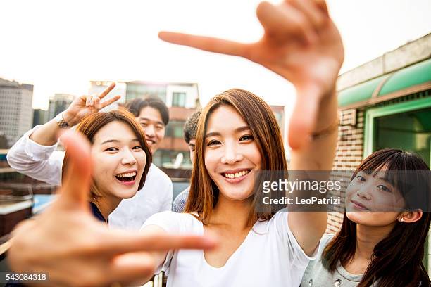personnes s'amusant, prenant un selfie tous ensemble à la fête - korean culture photos et images de collection