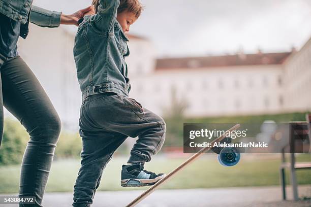 learning to skate - skaten familie stock-fotos und bilder