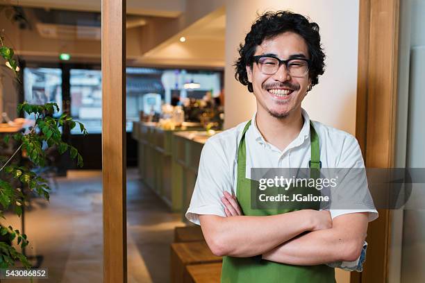 retrato de un barista en el delantal - café edificio de hostelería fotografías e imágenes de stock
