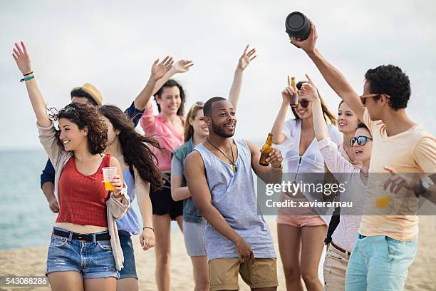 fiesta en la playa - friends sharing mediterranean fotografías e imágenes de stock