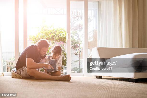 nur us-vater und ich - small child sitting on floor stock-fotos und bilder