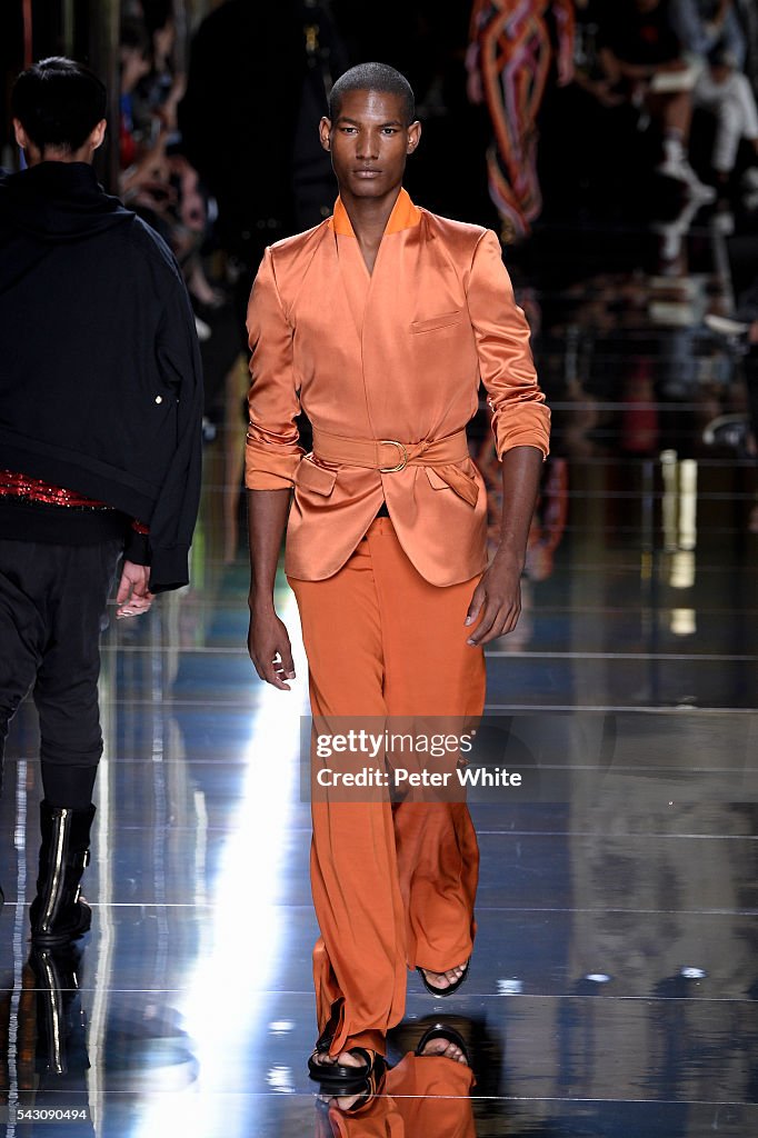 Balmain : Runway - Paris Fashion Week - Menswear Spring/Summer 2017
