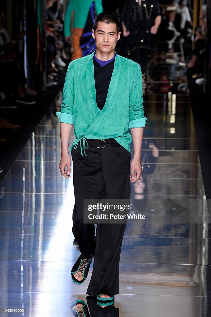 Balmain : Runway - Paris Fashion Week - Menswear Spring/Summer 2017