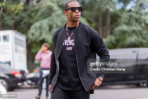 Football player Victor Cruz wearing a Givenchy tshirt outside Dior Homme during the Paris Fashion Week Menswear Spring/Summer 2017 on June 25, 2016...