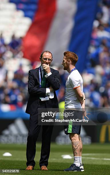 Lyon , France - 26 June 2016; Martin O'Neill manager of the Republic of Ireland in conversation with Stephen Quinn ahead of the UEFA Euro 2016 Round...