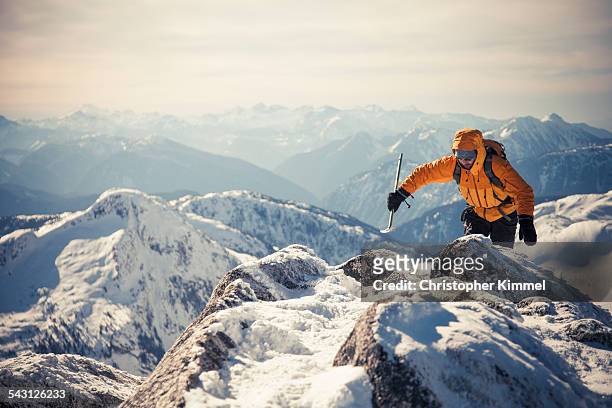 mountaineering - bergsteiger gipfel stock-fotos und bilder