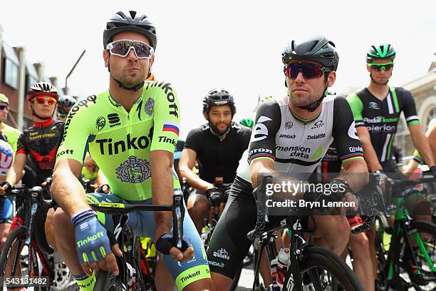 Mark Cavendish of Great Britain and Team Dimension Data chats to Adam Blythe of Great Britain and Tinkoff at the start of the Elite Men's 2016...