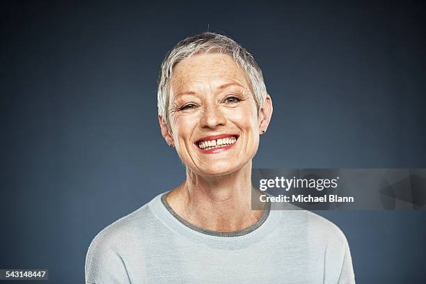 head and shoulders portrait - sonrisa con dientes fotografías e imágenes de stock