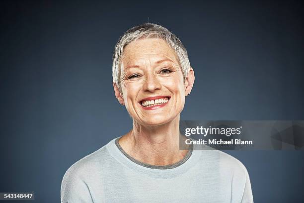 head and shoulders portrait - stralende lach stockfoto's en -beelden