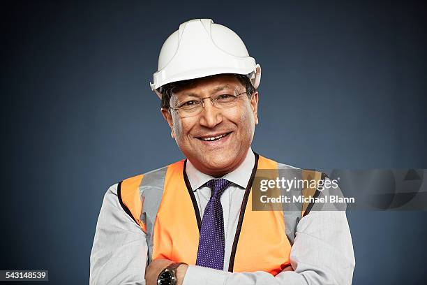 head and shoulders portrait - construction worker pose imagens e fotografias de stock