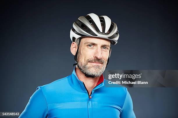 head and shoulders portrait - cycling helmet �個照片及圖片檔