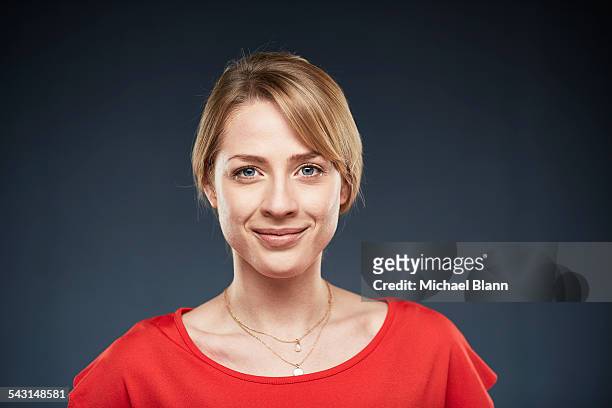 head and shoulders portrait - young blonde woman facing away photos et images de collection