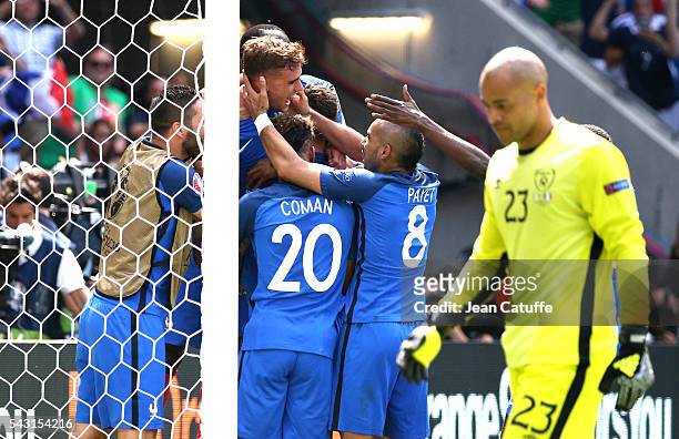 Antoine Griezmann of France celebrates his second goal with teammates while goalkeeper of Republic of Ireland Darren Randolph looks down during the...