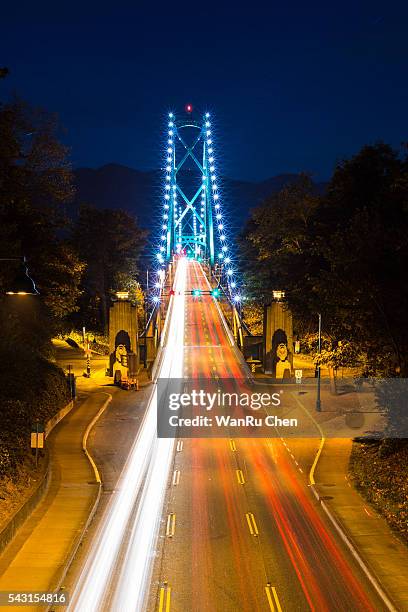 traffic traveling over the lions gate bridge at night - vancouver lions gate stockfoto's en -beelden