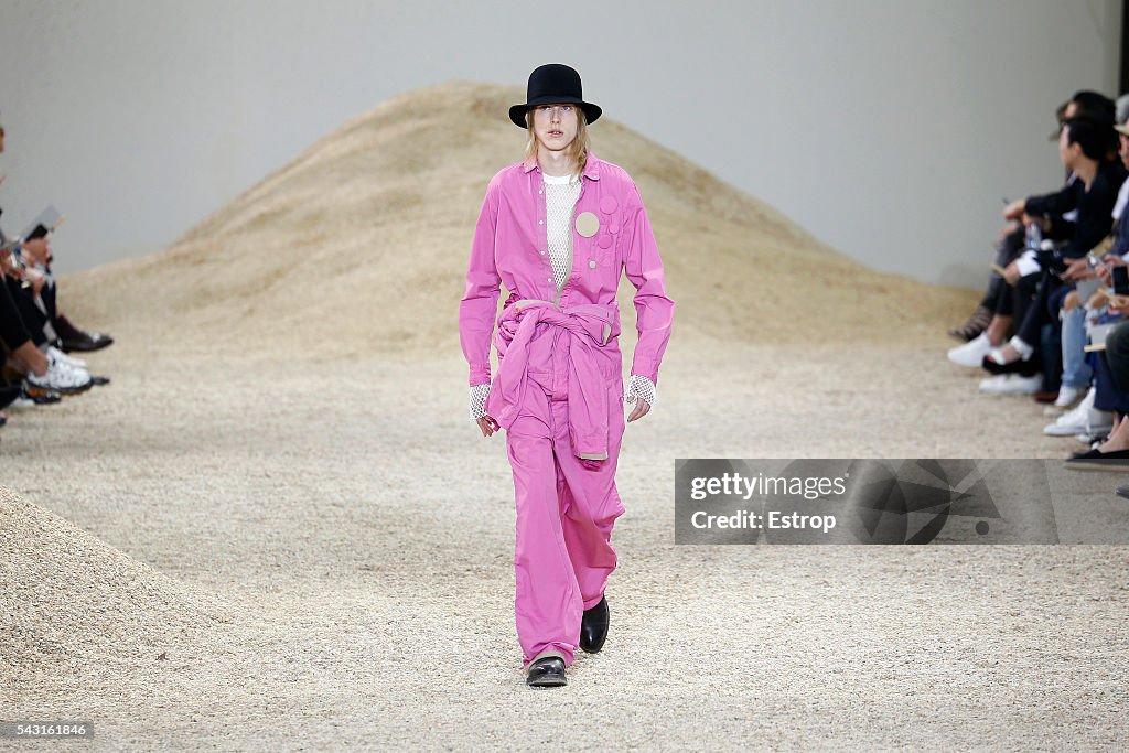 Sacai : Runway - Paris Fashion Week - Menswear Spring/Summer 2017