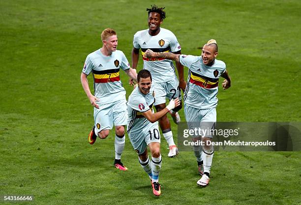 Eden Hazard of Belgium celebrates scoring his team's third goal with his team mates Kevin De Bruyne , Michy Batshuayi and Radja Nainggolan during the...