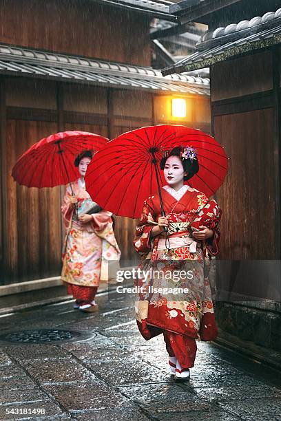 haltestelle maiko mädchen - geisha stock-fotos und bilder