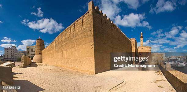 bur dubai, dubai museum (al fahedi fort) - al fahidi fort stock-fotos und bilder