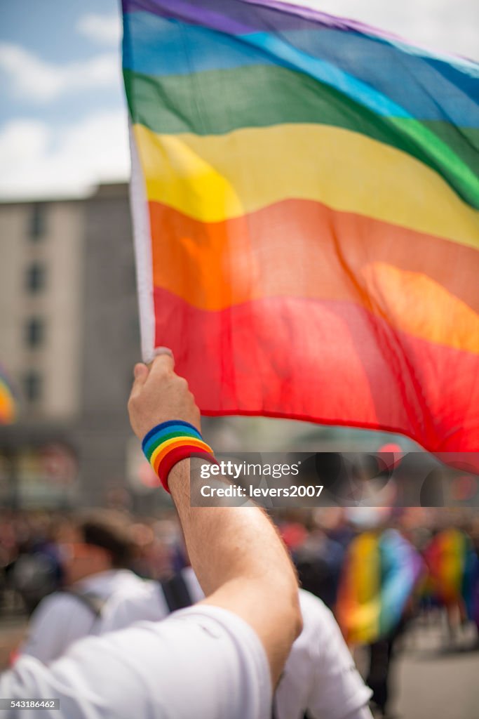 Regenbogen Homosexuell Stolz Flagge und Armband in Stolz Parade