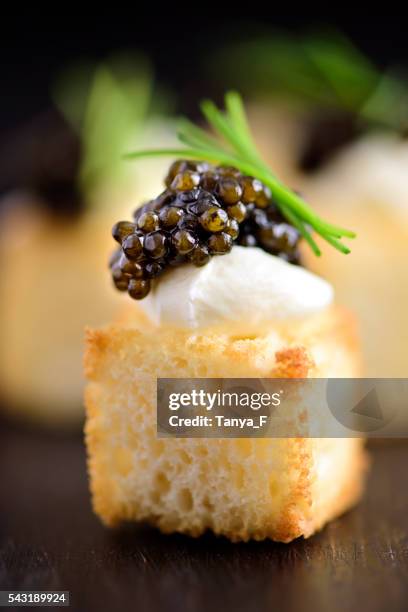 pan blanco y negro, cubo de caviar aperitivos - amuse bouche fotografías e imágenes de stock