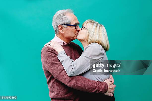 senior couple in love - peck 個照片及圖片檔