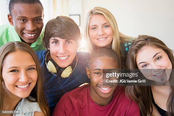 teenagers smiling together - alleen tieners stockfoto's en -beelden