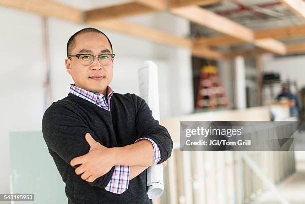 korean businessman standing with arms crossed - korean man 個照片及圖片檔