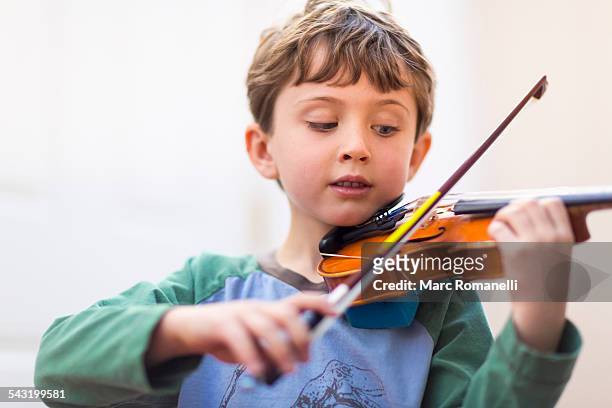 close up of boy playing violin - boy violin stockfoto's en -beelden