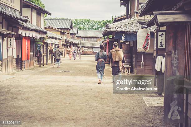 personas en el vestuario tradicional en edo ciudad, el protocolo de kyoto, japón - edo period fotografías e imágenes de stock