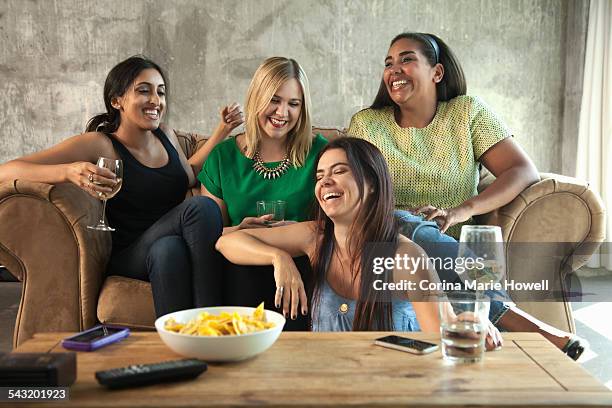 group of female friends having girls night in - avond thuis stockfoto's en -beelden