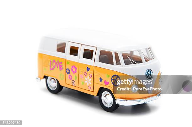 vw transporter con flor figuras - furgoneta volkswagen fotografías e imágenes de stock