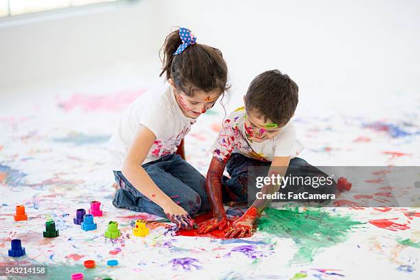 children doing art therapy - art therapy stock pictures, royalty-free photos & images