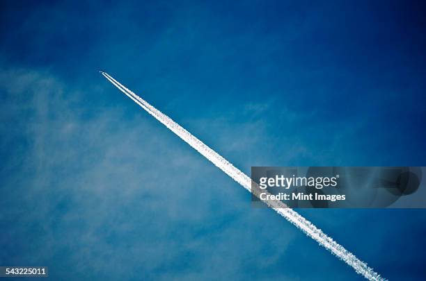 a jet contrail, a vapour trail across the sky.  - trainee photos et images de collection