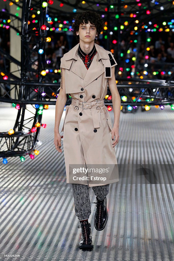 Dior Homme : Runway - Paris Fashion Week - Menswear Spring/Summer 2017