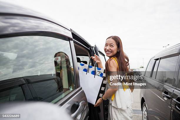young woman on a shopping trip. - buying a car 個照片及圖片檔