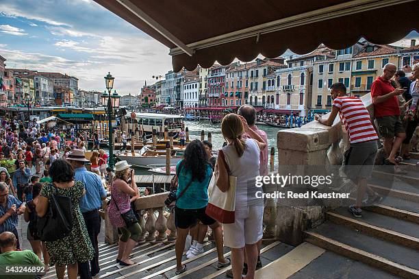 canal scene of venice italy with tourists, gondolas and other boats. - venice flood 個照片及圖片檔