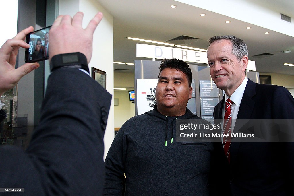 Bill Shorten Campaigns In Melbourne As Labor Falls Behind In Latest Polls