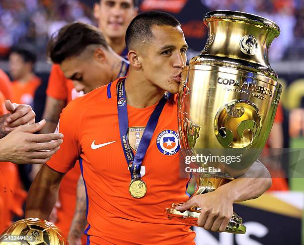 Alexis Sanchez of Chile kisses the trophy after the win over Argentina during the Copa America Centenario Championship match at MetLife Stadium on...