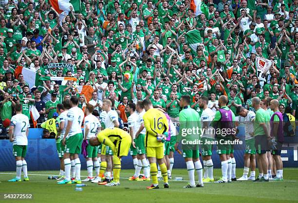 Players of Ireland thank their fans following the UEFA EURO 2016 round of 16 match between France and Republic of Ireland at Stade des Lumieres, Parc...