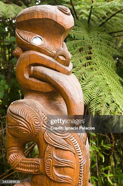 maori sculpture in the queen charlotte track - maori carving stock pictures, royalty-free photos & images