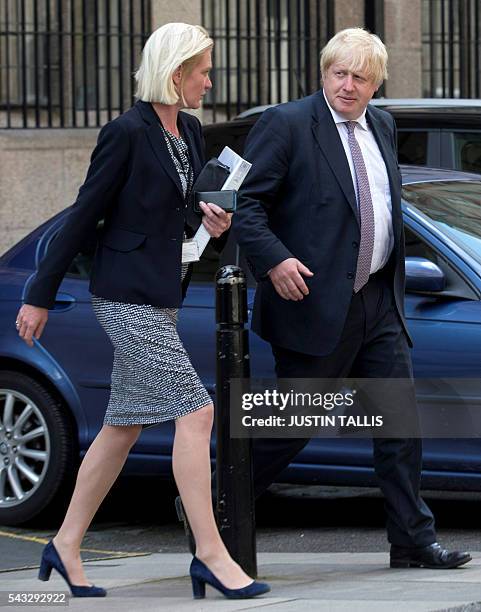 Conservative party politician Amanda Milling and former London mayor and Brexit campaigner Boris Johnson walk through buildings inside the Houses of...