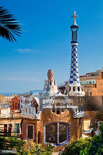 park guell, barcelona, spain - barcelona day photos et images de collection