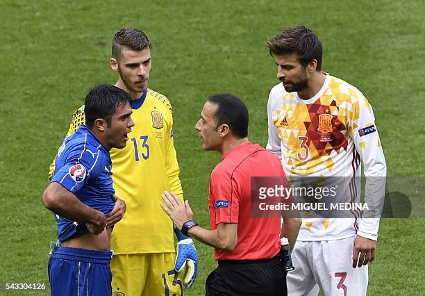 Turkish referee Cuneyt Cakir talks with Italy's forward Citadin Martins Eder beside Spain's goalkeeper David De Gea and Spain's defender Gerard Pique...